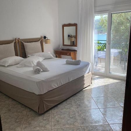 Petra Mare Apartments Alikí エクステリア 写真