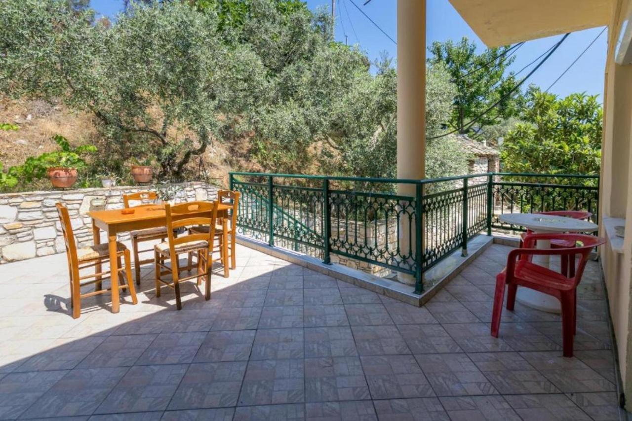 Petra Mare Apartments Alikí エクステリア 写真