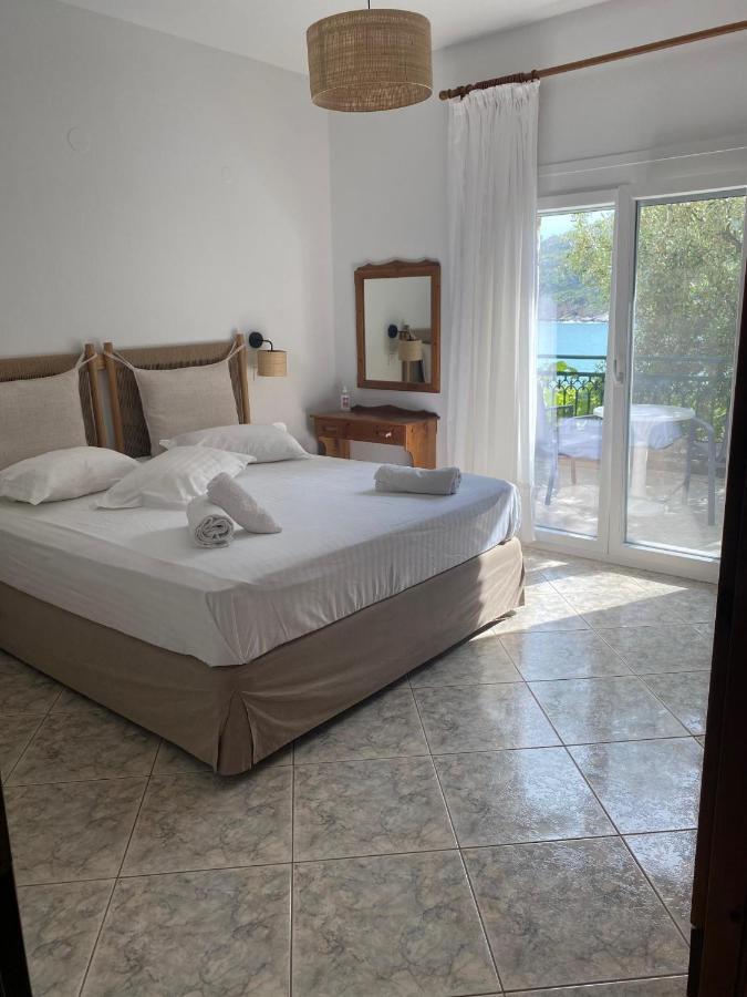 Petra Mare Apartments Alikí エクステリア 写真